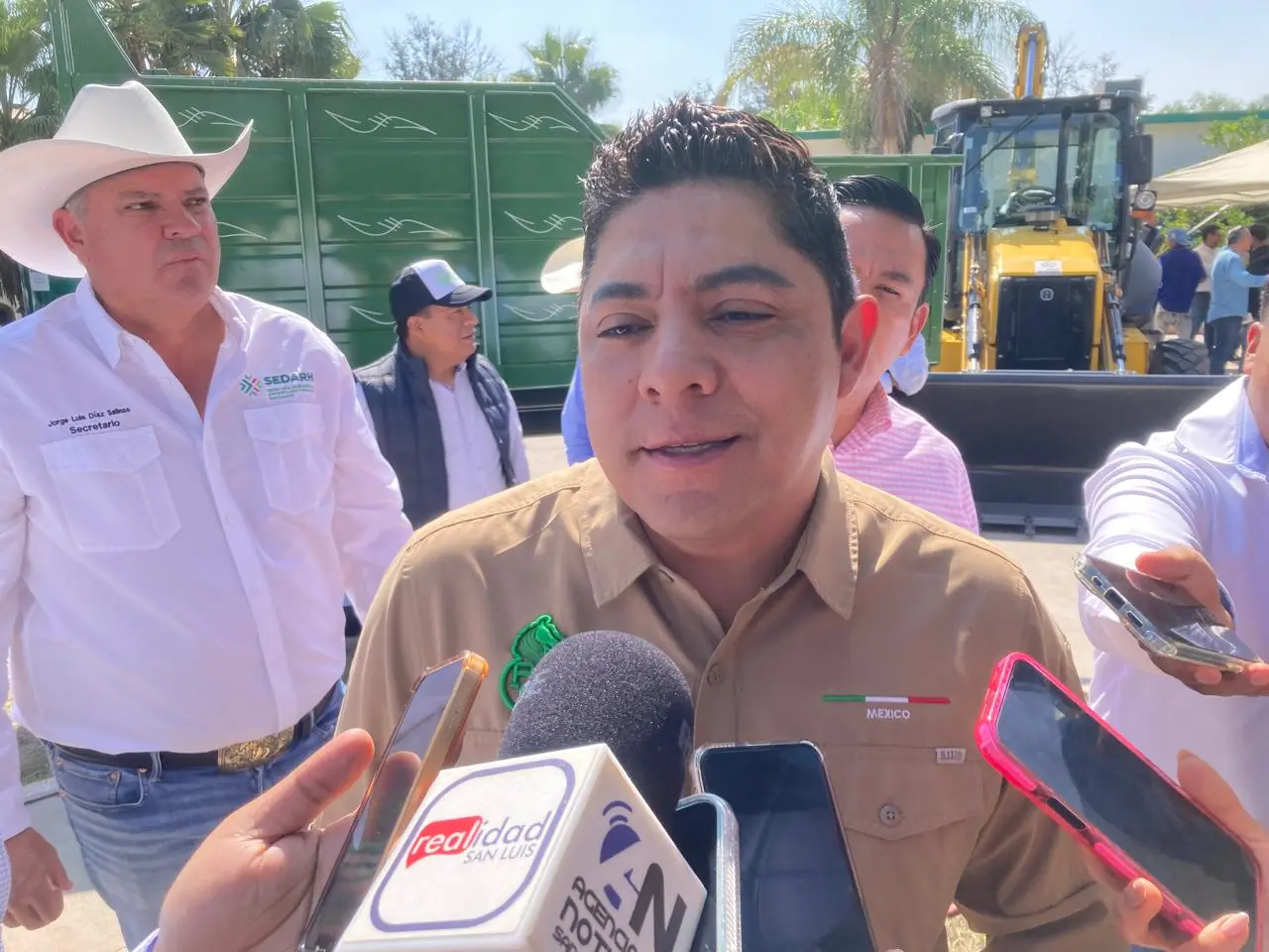 Gallardo justificó el retraso en recursos educativos.