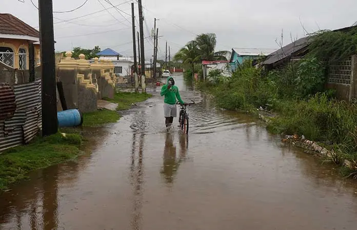 Activan alertas en Jamaica por paso de Melissa