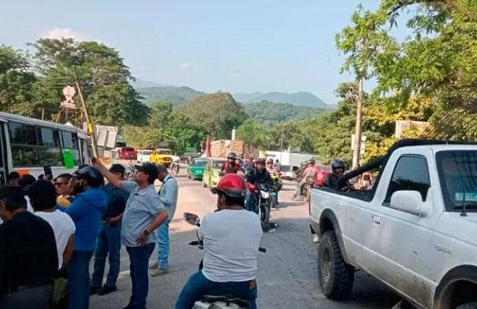 Bloquean acceso a Tamazunchale; disputan cuota