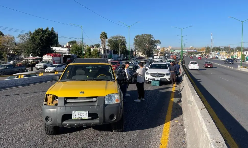 Choque entre tres vehículos en la carretera Rioverde deja solo daños materiales