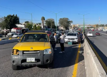 Choque entre tres vehículos en la carretera Rioverde deja solo daños materiales