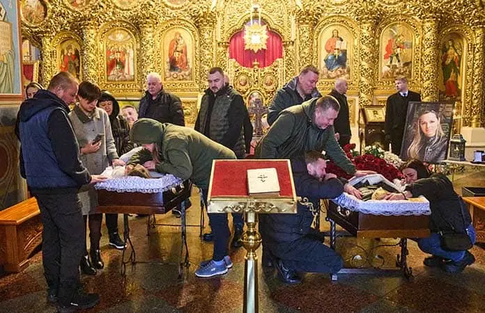 Despiden en Ucrania a los dos periodistas asesinados