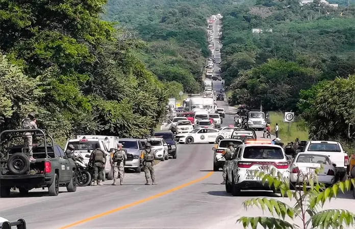 Dos detenidos y un policía herido, en balacera