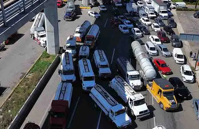 Piperos bloquean calles en el Estado de México