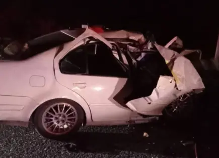 Tres muertos tras choque entre auto y tráiler en la carretera Ríoverde–Valles