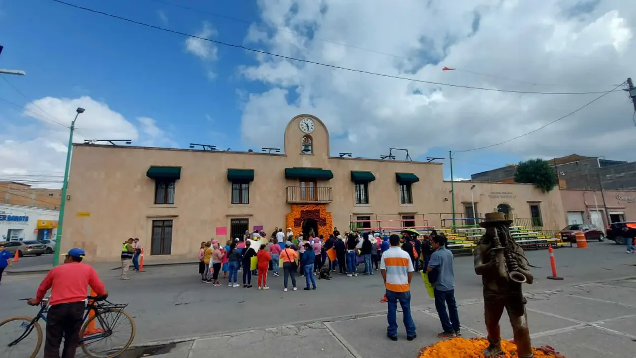 Vecinos exigen solución al desabasto.