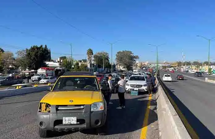Caja causa percance vial en la rúa a Rioverde