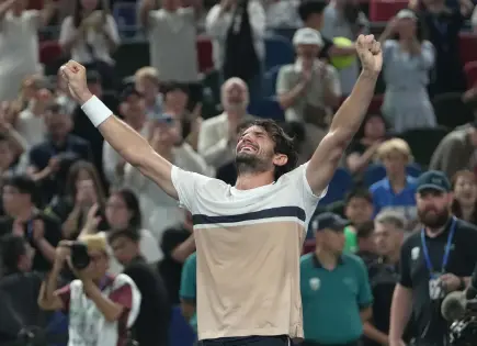 Cameron Norrie sorprende al vencer a Carlos Alcaraz en el Masters de París