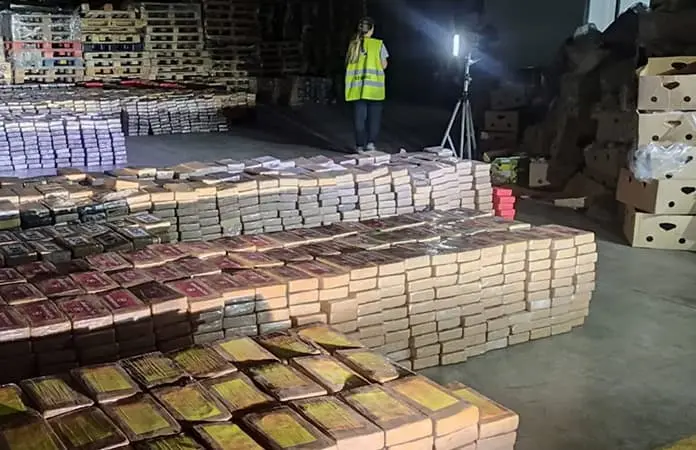 Decomisa Ecuador 10 t de droga en alto mar