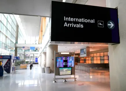 Hombre de India apuñala a pasajeros con tenedor en vuelo desviado a Boston Hombre de India apuñala a pasajeros con tenedor en vuelo desviado a Boston