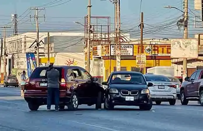 Impactan dos vehículos en avenida Gálvez