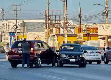 Impactan dos vehículos en avenida Gálvez