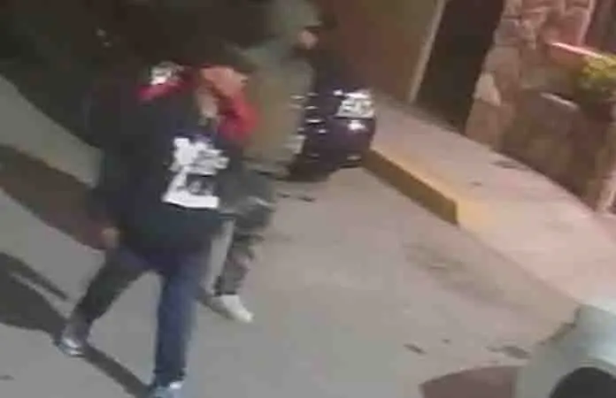 Par de hampones arruinan portón de una privada