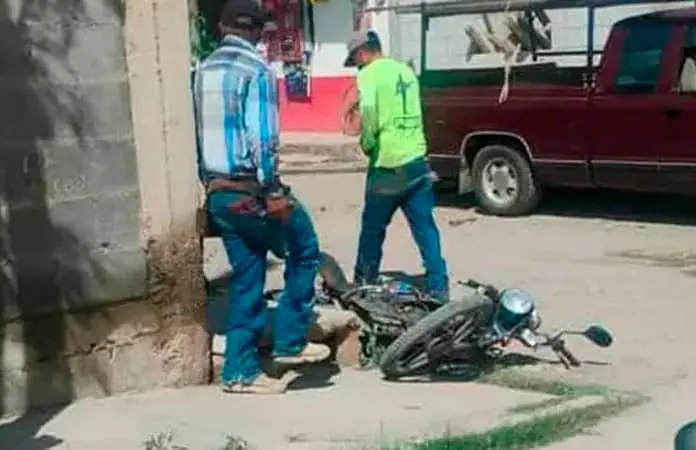 Perro ataca a tres personas en moto