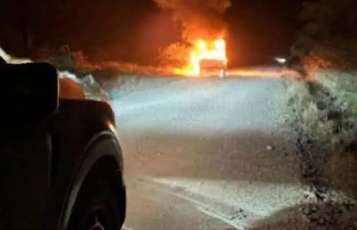 Queman patrulla de la Guardia Civil