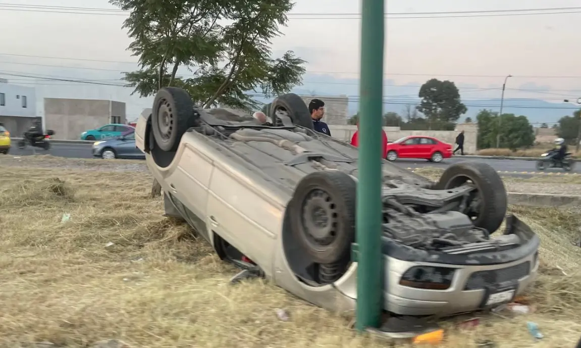 Solo daños tras volcadura en la carretera 57
