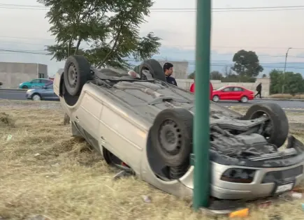 Solo daños tras volcadura en la carretera 57
