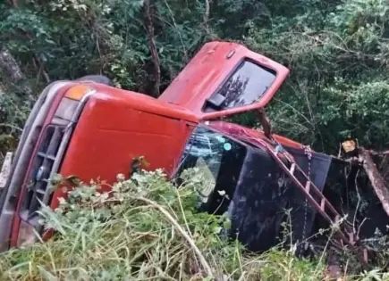 Vuelca camioneta en carretera libre Valles-Rioverde; un lesionado