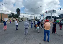 Bloquean carretera a Rioverde por fallas en drenaje en la 1&ordm; de Mayo