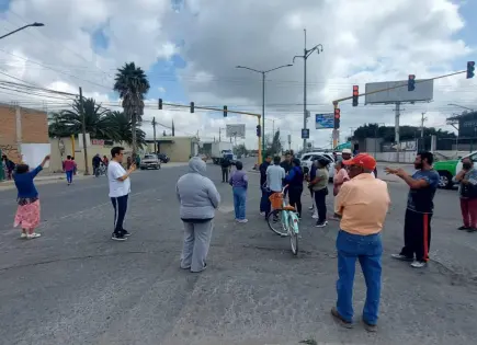Bloquean carretera a Rioverde por fallas en drenaje en la 1º de Mayo