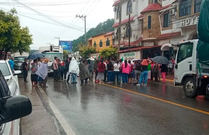 Bloquean los matlapenses carretera federal