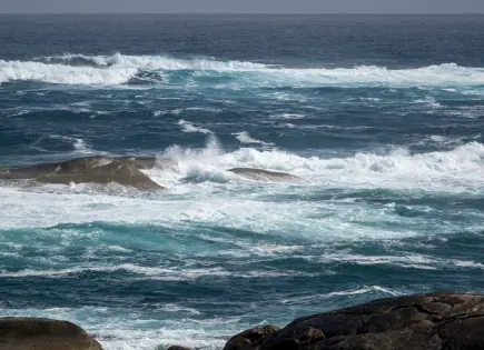 Elementos navales rescatan a 28 menores en embarcación Elementos navales rescatan a 28 menores en embarcación