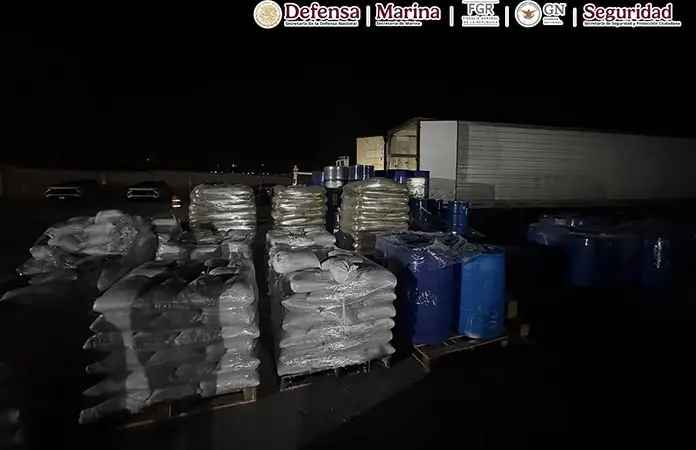 Hallan químicos en tractocamión