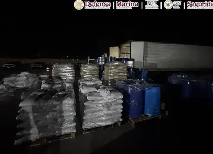Hallan químicos en tractocamión