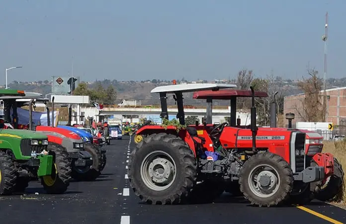 Agricultores mantienen bloqueo en carretera Salamanca-Celaya