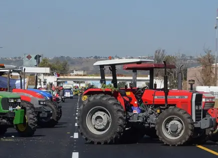 Agricultores mantienen bloqueo en carretera Salamanca-Celaya