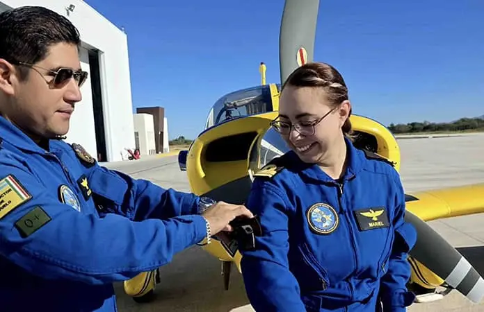 Se gradúa primera instructora de vuelo