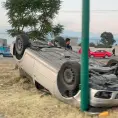 Vuelca auto frente a la plaza Sendero Vuelca auto frente a la plaza Sendero