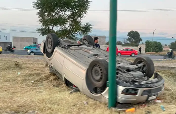 Vuelca auto frente a la plaza Sendero
