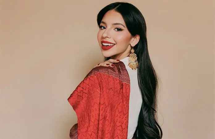 Ángela Aguilar se arrodilla ante el público en Phoenix