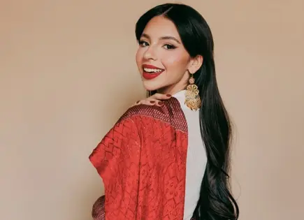 Ángela Aguilar se arrodilla ante el público en Phoenix