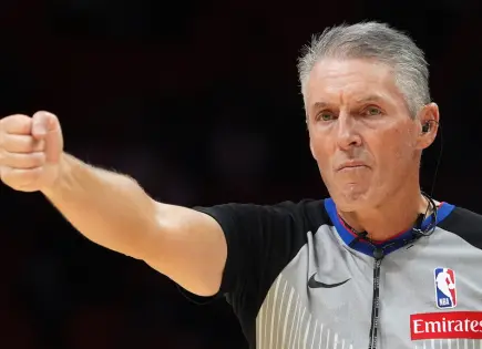 Árbitros de la NBA incorporan auriculares para comunicación en vivo