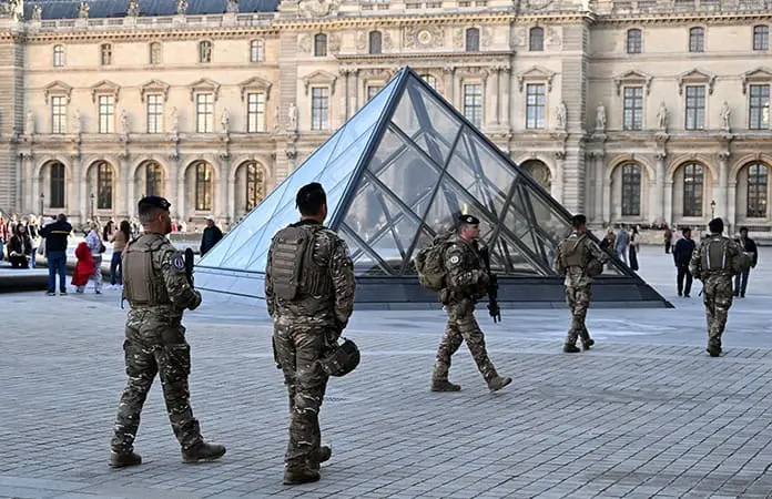 Caen otros 5 por el robo de las joyas del Louvre