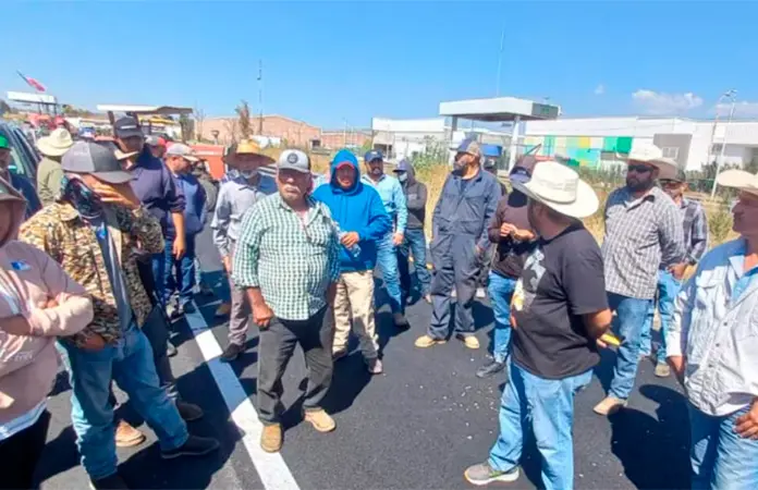 Campesinos de Guanajuato se niegan a liberar carretera