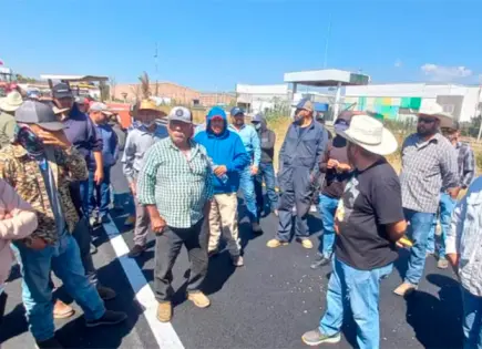 Campesinos de Guanajuato se niegan a liberar carretera
