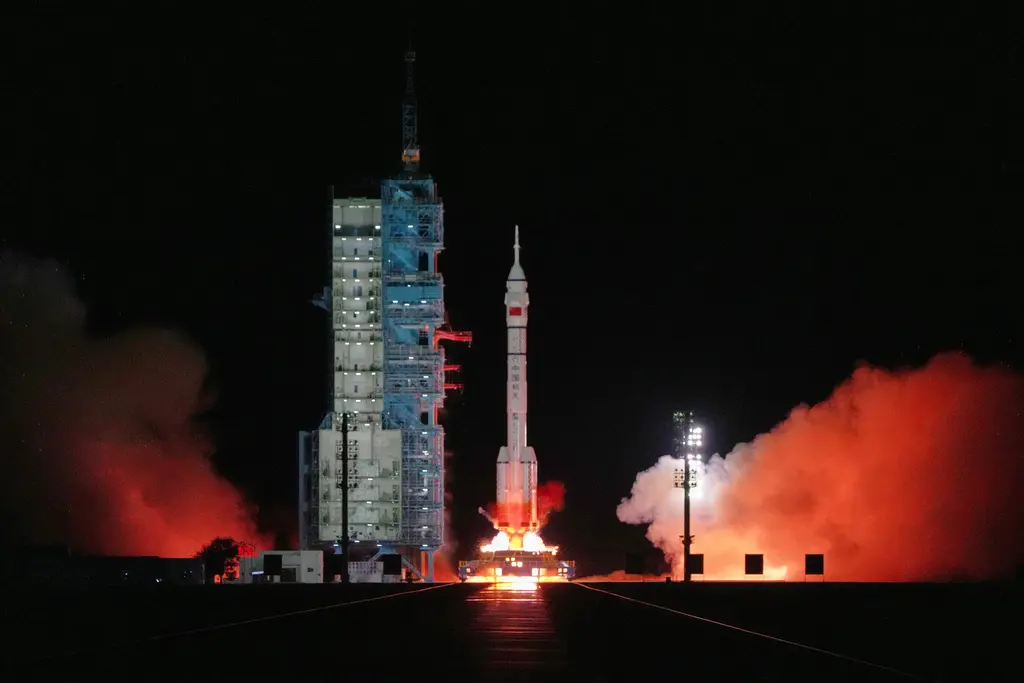 China envía tripulación de astronautas y ratones al espacio