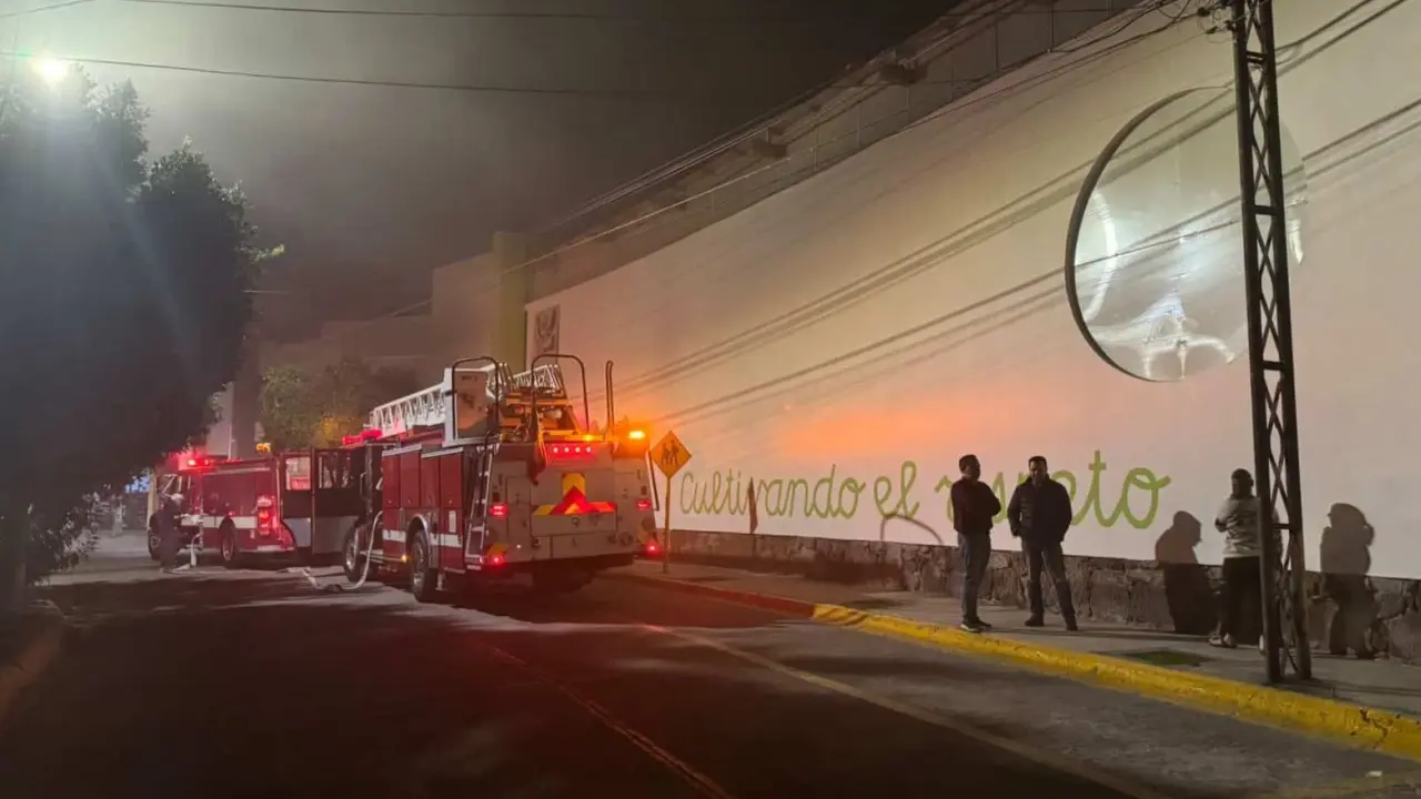 Bomberos evitaron que el fuego se propagara.
