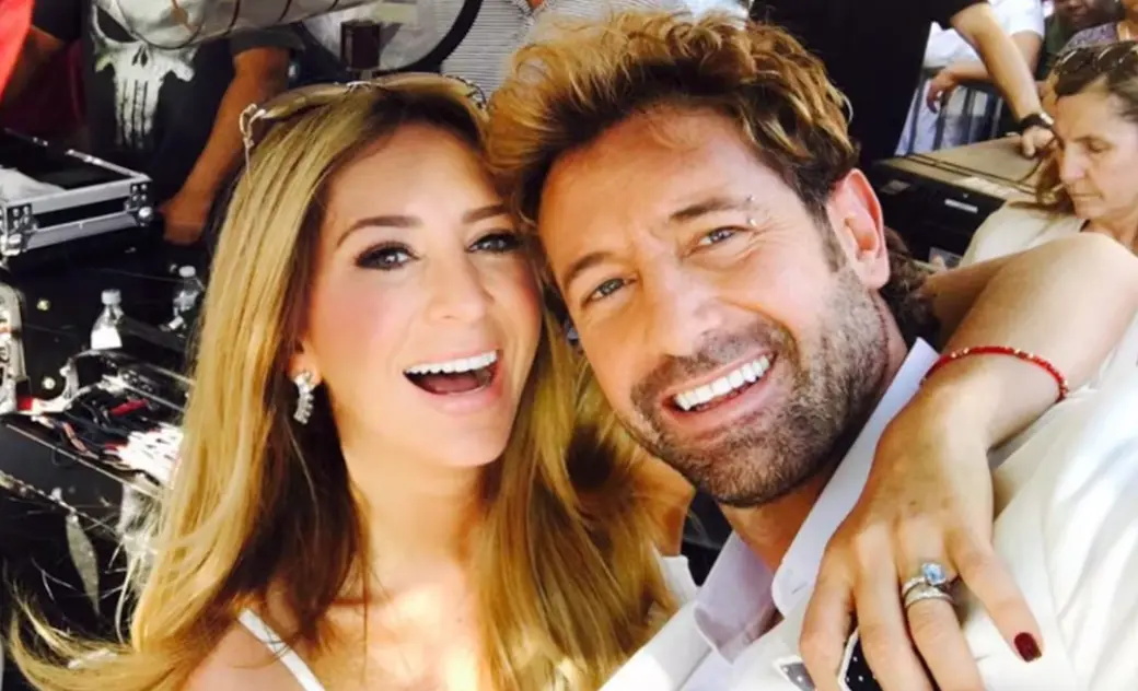 Gabriel Soto y Geraldine Bazán posan juntos en evento de Televisa