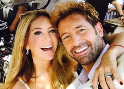 Gabriel Soto y Geraldine Bazán posan juntos en evento de Televisa