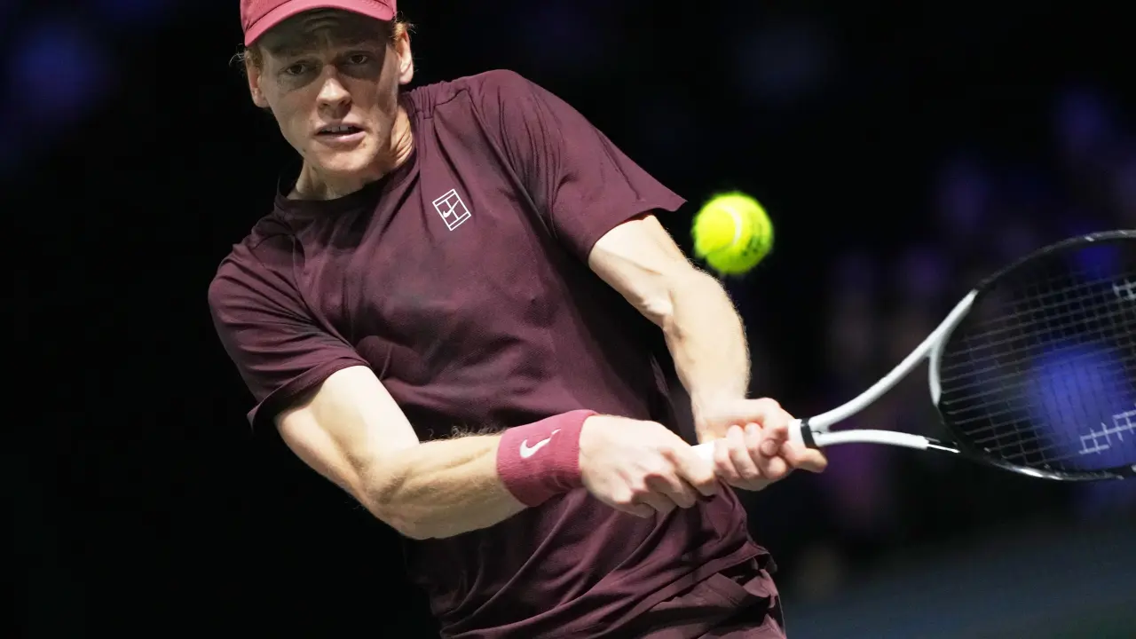 Jannik Sinner continúa imparable en el Masters de París