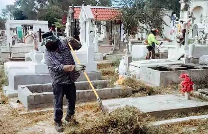 Limpian cementerios Hidalgo y Guadalupe
