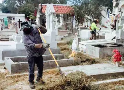 Limpian cementerios Hidalgo y Guadalupe