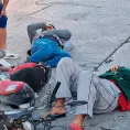 Pareja en motocicleta lesionada en accidente