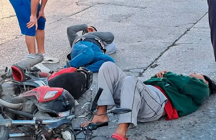 Pareja de motociclistas, lesionados en accidente
