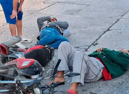 Pareja en motocicleta lesionada en accidente