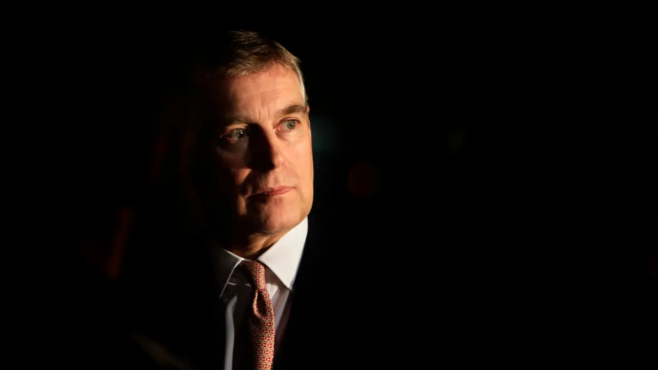 Rey Carlos III despoja a Príncipe Andrés de títulos reales